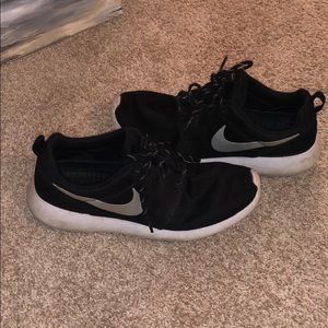 Black and silver Nike Roshe shoes